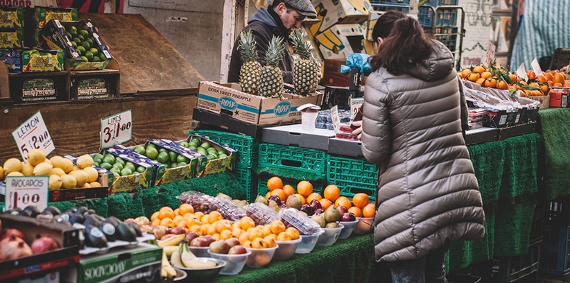 13 Fun Fall Date Ideas || Walk around a Farmers Market