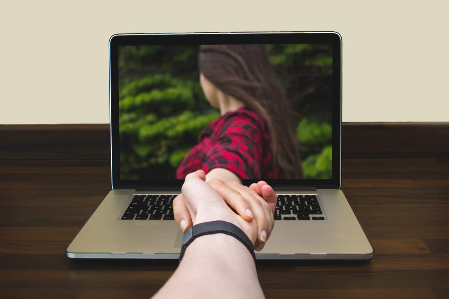 Online Dating: The Definitive Guide to Long-Distance Relationships